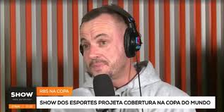 Identificado com o Inter, Vaguinha se emociona ao vivo ao ser "convocado" para a Copa