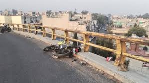 🔴 Muere motociclista de 35 años al caer al vacío desde puente vehicular en Venustiano Carranza, CdMx; iba a exceso de velocidad y le ganó la curva https://mile.io/4pob60D