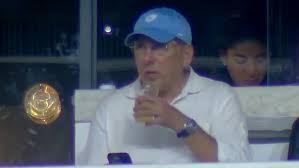 Presente no Nilton Santos para Botafogo x Flamengo, John Textor garante que não vai negociar Montoro e Danilo, diz repórter