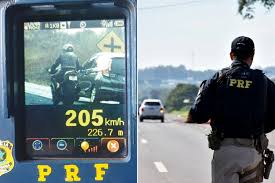 PRF flagra 5.593 veículos em alta velocidade durante feriado em Minas