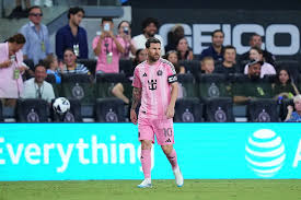 🎥 Messi returns to the pitch! And the fans roar their applause
