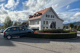Woman, 83, drives onto roundabout island in Däniken