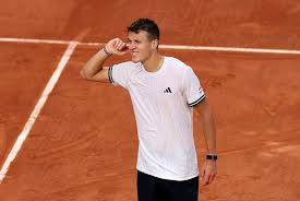 Jakub Mensik protagonizou uma reviravolta espetacular para derrotar Alex De Minaur em Roland Garros.