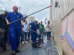 Luciano Hang chega a Goiânia e, ao lado do prefeito, apaga pichações em viaduto