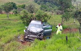 Duas pessoas morrem após batida entre carros na MG-453, em Paraguaçu, MG