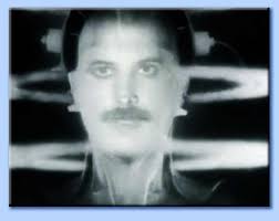 Freddie Mercury (1946-1991), dei Queen, nei panni di Maria nel brano Radio Gaga (1984). - freddie_mercury_metropolis