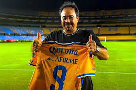 Felicita Tigres a Hugo por aniversario de su debut en el Uni