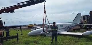 Avião sai da pista ao tentar pousar e paralisa operações no aeroporto de Maringá
