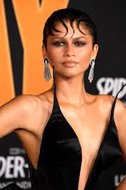 Zapatos de tacón con efecto telaraña: Zendaya impacta en Los Angeles para el estreno de Spider-Man