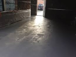 La grange qui deviendra Loft: La dalle de béton ciré est ...
