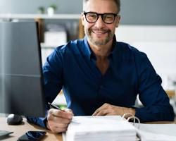 Image de Auditeur financier travaillant à son bureau