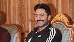 بالفيديو فتيات يحاصرن تامر حسني