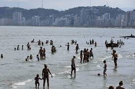 Calor intenso do veranico vai agitar praias do litoral de São Paulo no fim de semana; veja temperaturas