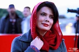 ژست متفاوت عاطفه رضوی با استایل خردلی شیک پاییزی