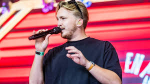 Snelle heeft een virus en moet optreden op Koningsdag afzeggen: ’Mijn gezondheid vraagt hier nu om’