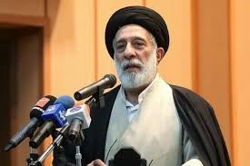 ببینید/ بوسه حجت‌الاسلام سید هادی خامنه‌ای، برادر رهبر شهید انقلاب بر تابوت ایشان