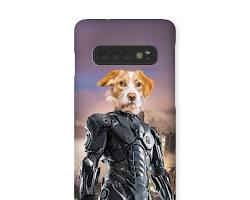 person using a phone case with their pet's portraitの画像