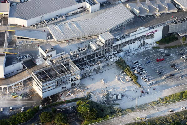 7.1 magnitude earthquake shakes Japan's Kumamoto prefecture; over 260,000 advised to evacuate as injuries and damages reported