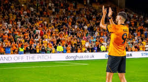 Raúl Jiménez y su familia sorprenden a los aficionados del Wolves con un detalle especial