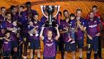 برشلونة يتسلم درع الدوري الإسباني..