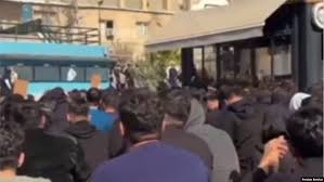 تلاش حکومت برای فرونشاندن اعتراضات دانشجویی؛ وعده لغو ممنوع‌الورودی‌ها همزمان با تهدید معترضان