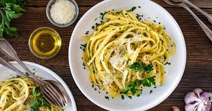 Easy spaghetti recipe is an Italian classic with 6 ingredients and ready in 10 minutes