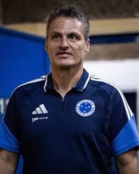Diretor do Cruzeiro relata jogador “desfalecendo” após falta e critica arbitragem: “Critério”