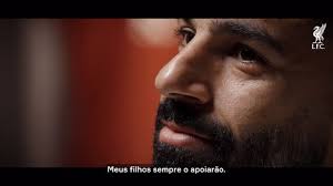 Companheiros de Salah homenageiam a lenda do Liverpool FC