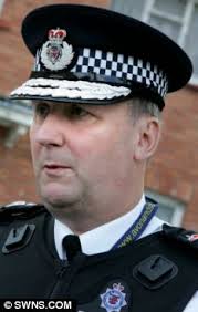 Colin Port, Chief Constable of Avon and Somerset Constabulary, dashed to help a father - article-2066085-0EED053F00000578-932_233x367