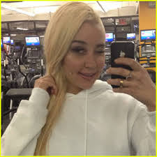 Amanda Bynes has been checked into a hospital for a 5150 hold after reportedly setting fire to a random citizen&#39;s driveway on Monday night (July 22) in ... - amanda-bynes-hospitalized-on-5150-hold