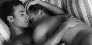 Resultado de imagem para gays na cama