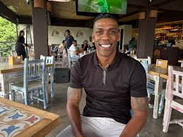 Lembra dele? Berrío vira dono de restaurante em Medellín e tem filha torcedora fanática pelo Flamengo