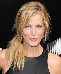 Anna-Gunn-Bangs Anna Gunn, the actress who played the wife and mom on Breaking Bad has very casual hair in this photograph, but she has a full face of ... - Anna-Gunn-Bangs