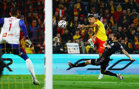 Lens inflige à l’Olympique lyonnais sa première défaite de la saison en Ligue 1 — Le Monde.fr