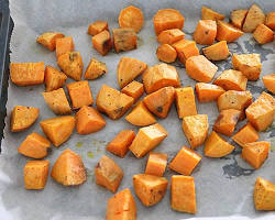 صورة Snijd de zoete aardappelen in gelijke stukken