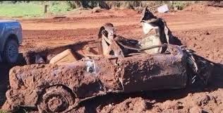 Trabalhadores encontram caminhonete enterrada durante obra em estrada rural