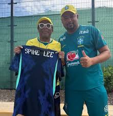 Presente em treino da seleção brasileira, Spike Lee ganha camisa personalizada e celebra Neymar: 'Ele é o meu cara'