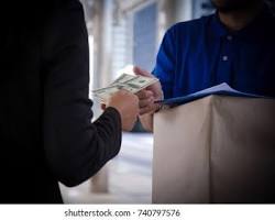 delivery person receiving cash payment from a customer resmi