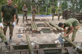 Yaki ya fara : “Sojojin Kambodiya” na shirya makaman yaƙi domin fafatawa da Thailand. Tun daga safiyar yau (24 ga Yuli), Kambodiya ta fara harba roka da manyan bindigu kan Thailand, lamarin