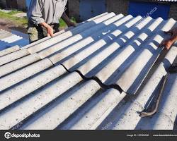 покрівельник, що ремонтує дах