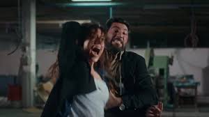 Zeynep brinca com o perigo, e a maldade de Cengiz aumenta a cada dia | Mãe
