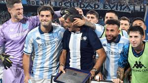 Racing homenajeó a Gustavo Costas por los 200 partidos