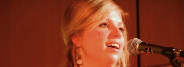 Fünf talentierte Musiker um Stimmwunder <b>Anna Mohr</b> und Gitarrenkünstler <b>...</b> - Anna-Mohr-am-Mikro