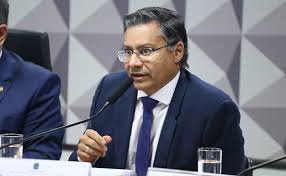 Mendonça manda soltar ex-procurador do INSS e determina uso de tornozeleira eletrônica
