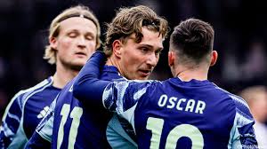 LIVE: Mika Godts scoort in jaaropener van Ajax, rood voor debutant Cedric Hatenboer