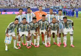 Messi é o único jogador de linha da Argentina sem chuteira rosa na Copa do Mundo; entenda o motivo