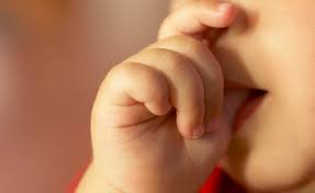 Resultado de imagem para chupando dedo