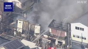 堺市北区で火災発生！80代女性が搬送、住宅街に煙…最新情報 - Imagen principal del artículo