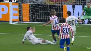 La explicación reglamentaria de Iturralde que explica por qué no es penalti de Carvajal a Llorente