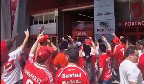 “Ei, Barcellos, vai tomar no…”: torcida do Inter protesta contra diretoria